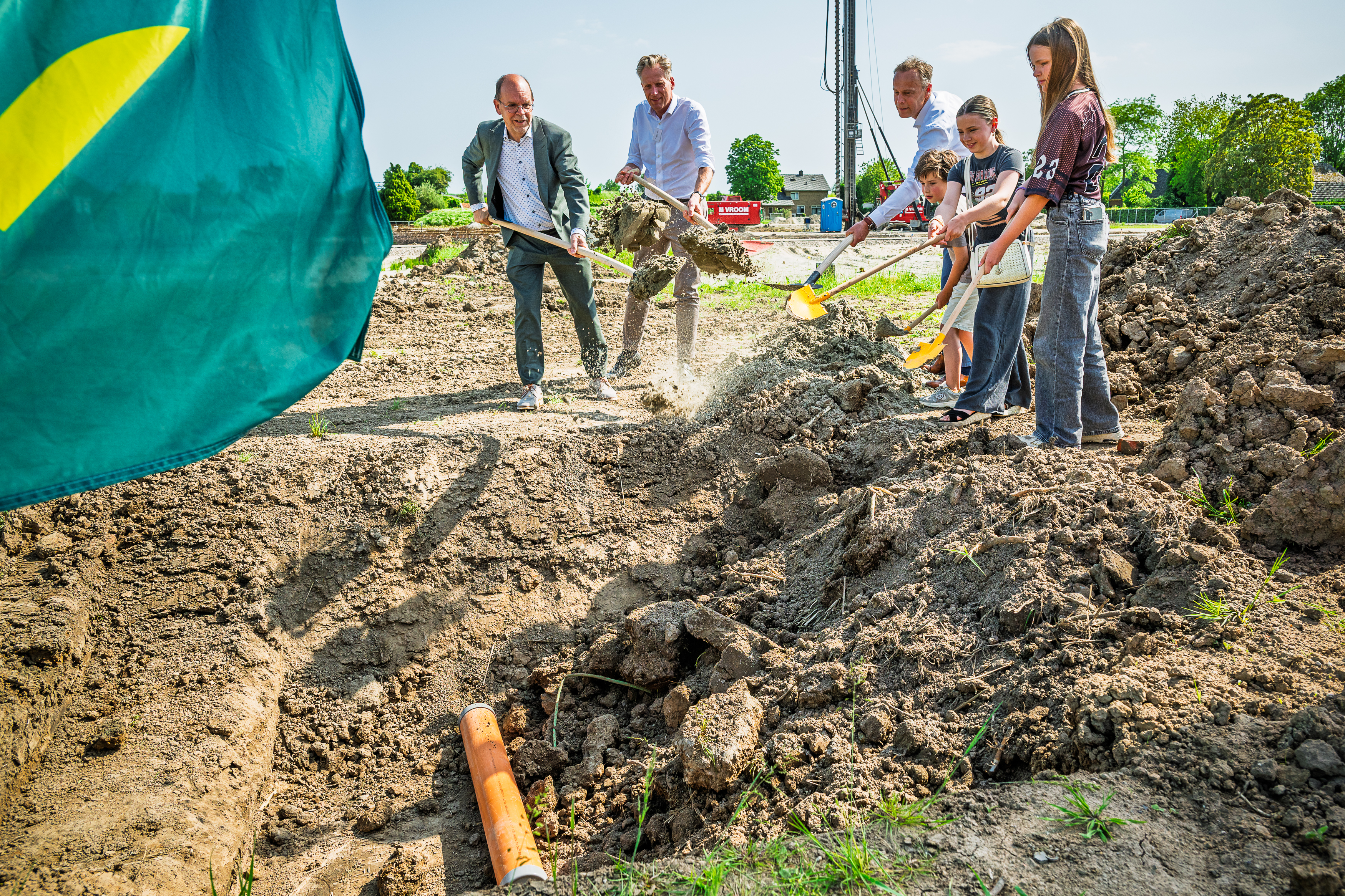 Wethouder Hans Tanis, directeur-bestuurder Han Jetten van Bouwlinie en Bazalt Wonen, Arno van den Thillart van Dura Vermeer en drie kinderen begraven een tijdcapsule met de toekomstwensen van de toekomstige bewoners van de wijk.