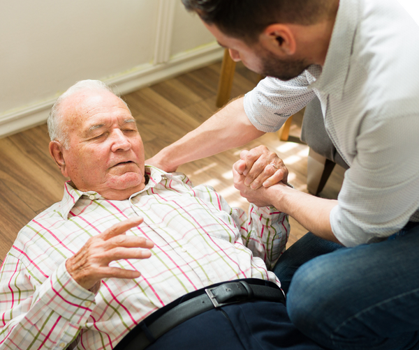 Oudere man die is gevallen