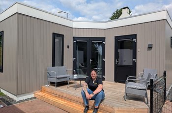 Demi bij haar Tiny House