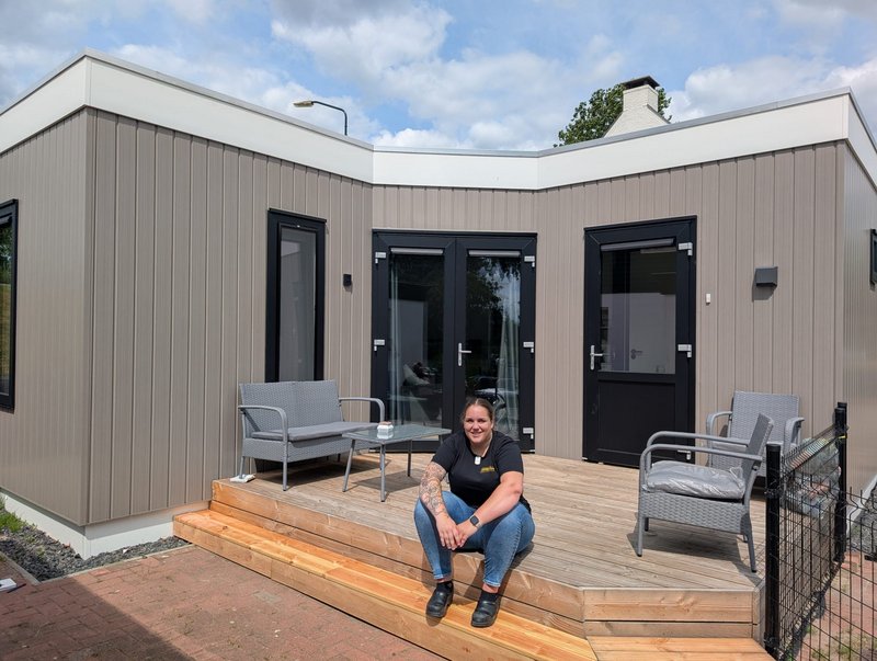 Demi bij haar Tiny House